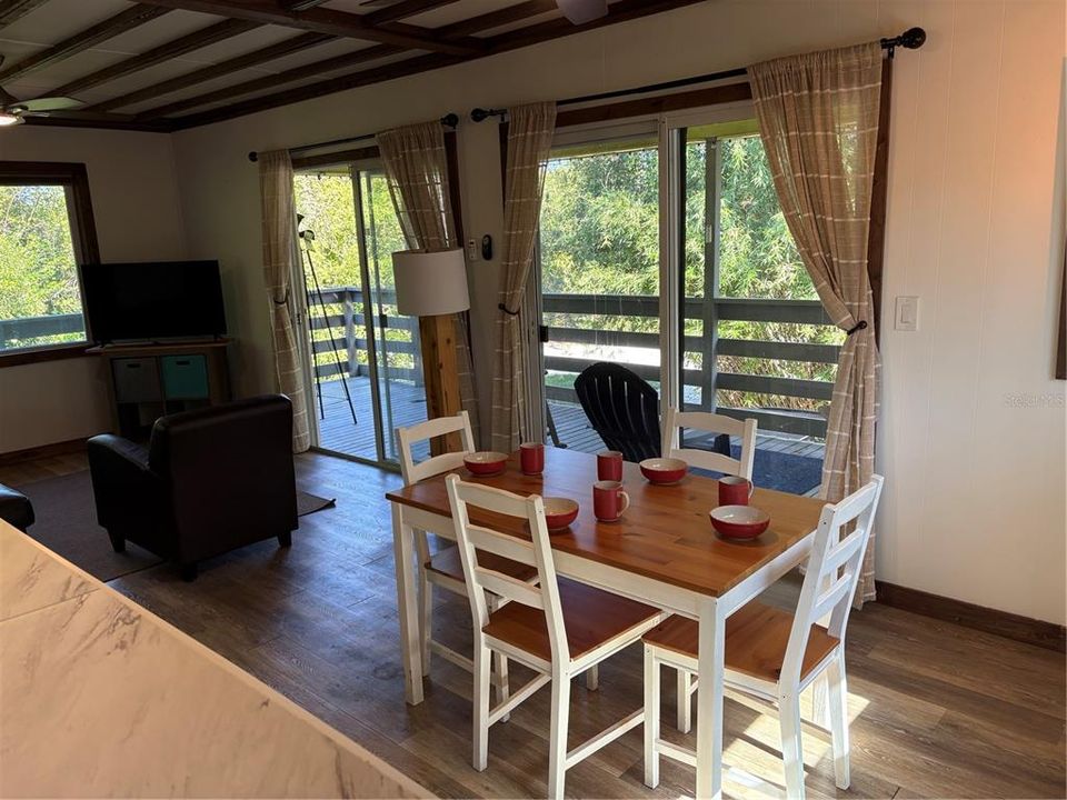 For Rent: $1,600 (2 beds, 1 baths, 864 Square Feet)