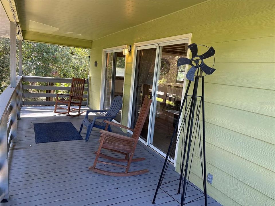 For Rent: $1,600 (2 beds, 1 baths, 864 Square Feet)