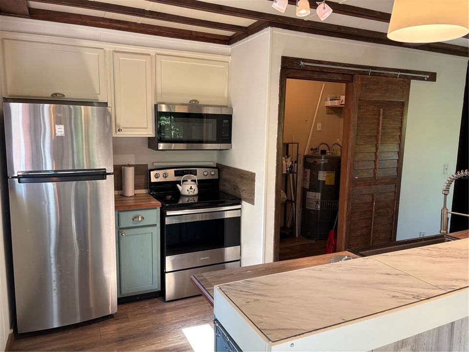 For Rent: $1,600 (2 beds, 1 baths, 864 Square Feet)