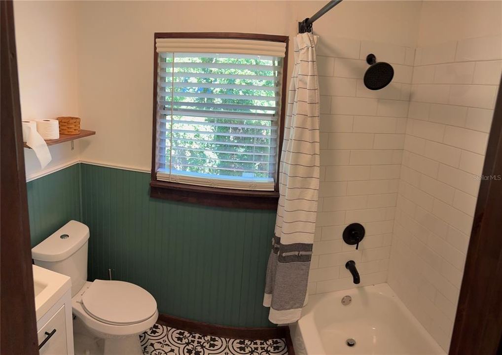 For Rent: $1,600 (2 beds, 1 baths, 864 Square Feet)