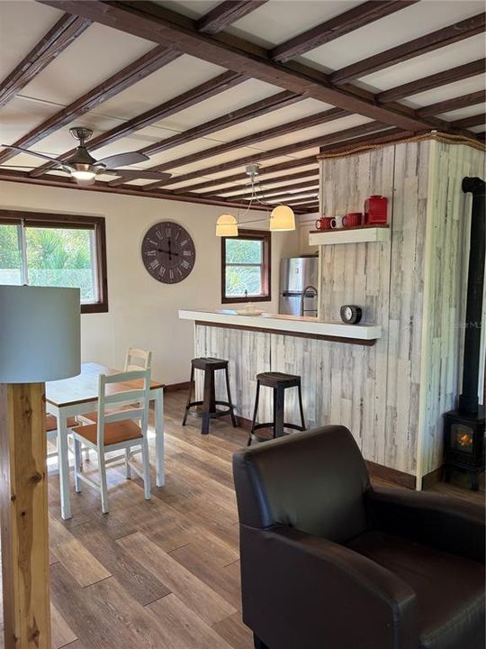 For Rent: $1,600 (2 beds, 1 baths, 864 Square Feet)