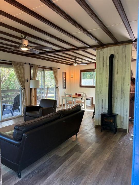 For Rent: $1,600 (2 beds, 1 baths, 864 Square Feet)