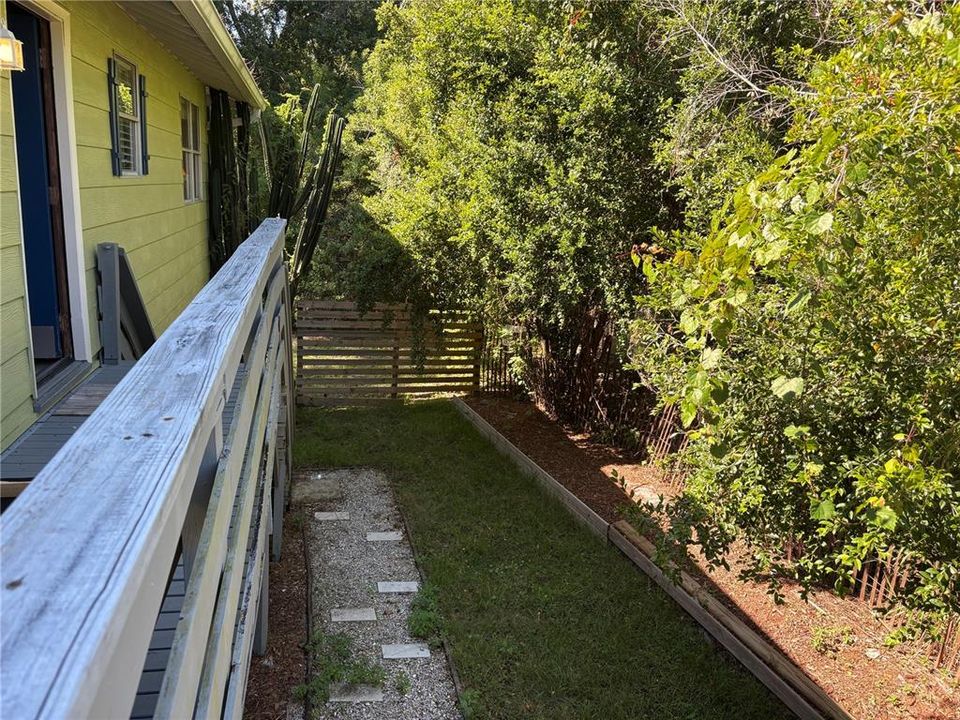 For Rent: $1,600 (2 beds, 1 baths, 864 Square Feet)