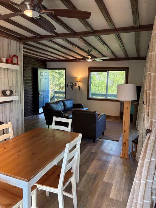 For Rent: $1,600 (2 beds, 1 baths, 864 Square Feet)