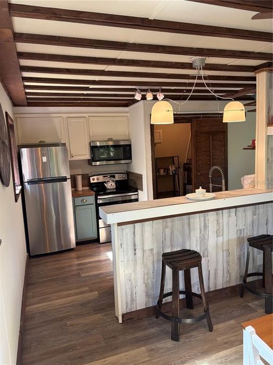 For Rent: $1,600 (2 beds, 1 baths, 864 Square Feet)