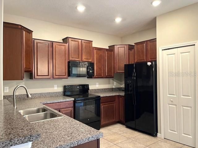 На продажу: $269,900 (3 спален, 2 ванн, 1634 Квадратных фут)