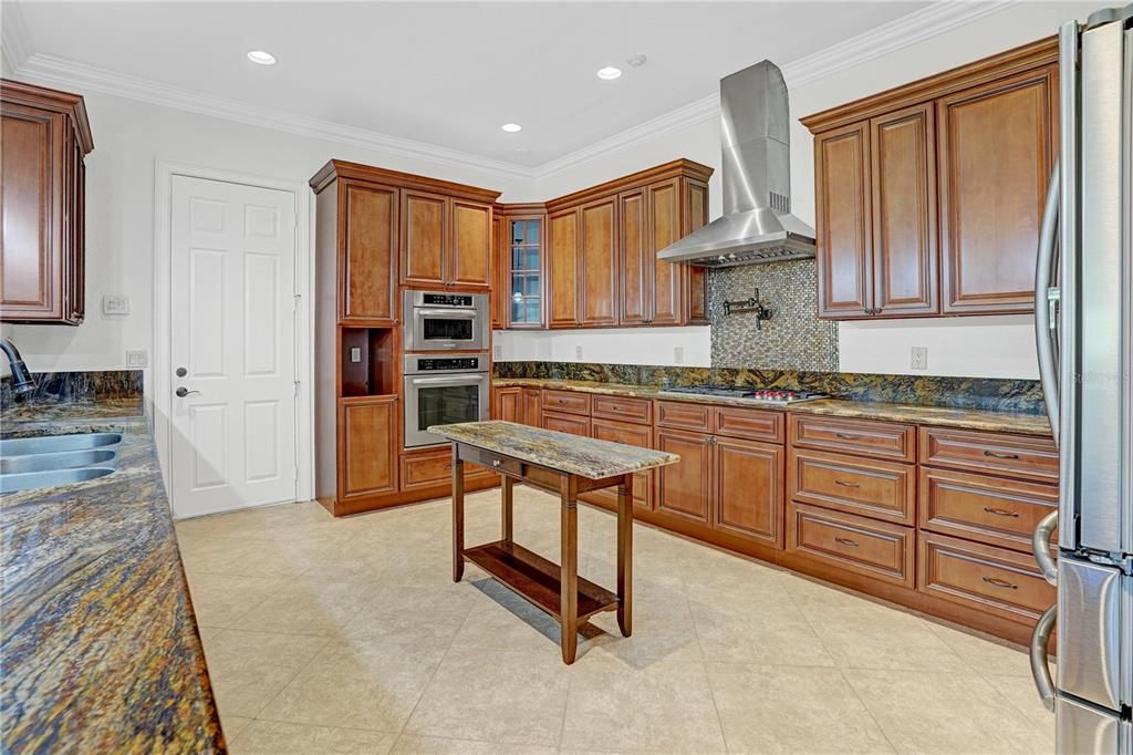 For Sale: $775,000 (6 beds, 3 baths, 4189 Square Feet)