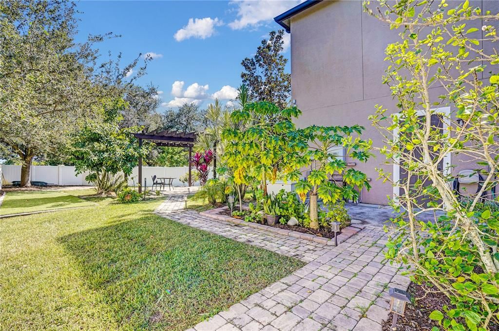 For Sale: $775,000 (6 beds, 3 baths, 4189 Square Feet)