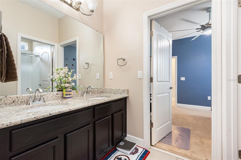 待售: $575,000 (5 贝兹, 3 浴室, 3072 平方英尺)