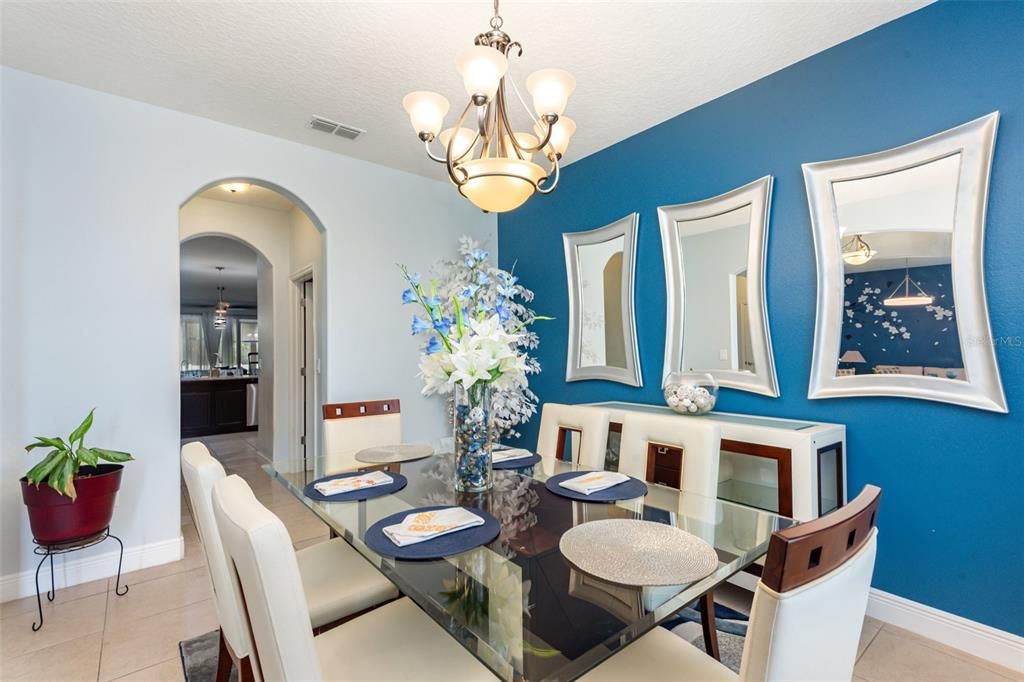 待售: $575,000 (5 贝兹, 3 浴室, 3072 平方英尺)