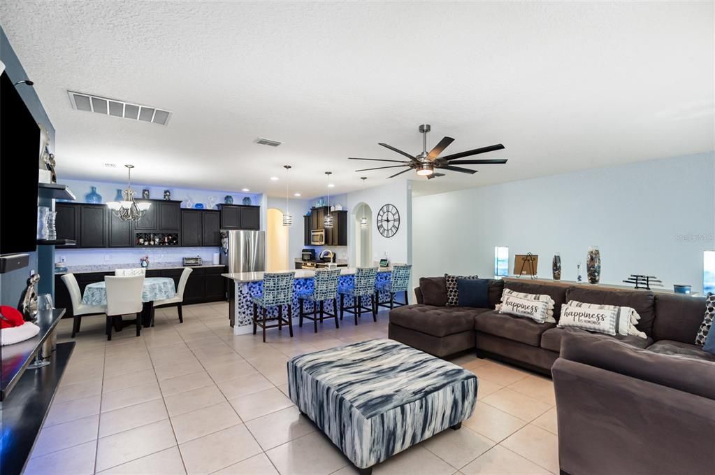 待售: $575,000 (5 贝兹, 3 浴室, 3072 平方英尺)