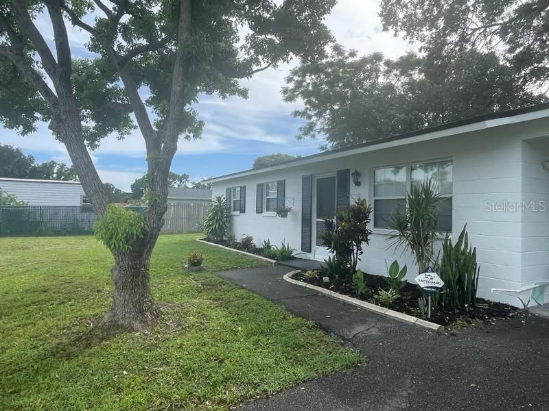 Active With Contract: $1,650 (3 beds, 1 baths, 924 Square Feet)