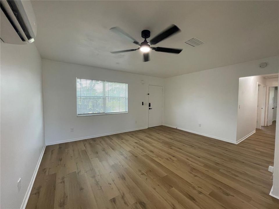 Active With Contract: $1,650 (3 beds, 1 baths, 924 Square Feet)