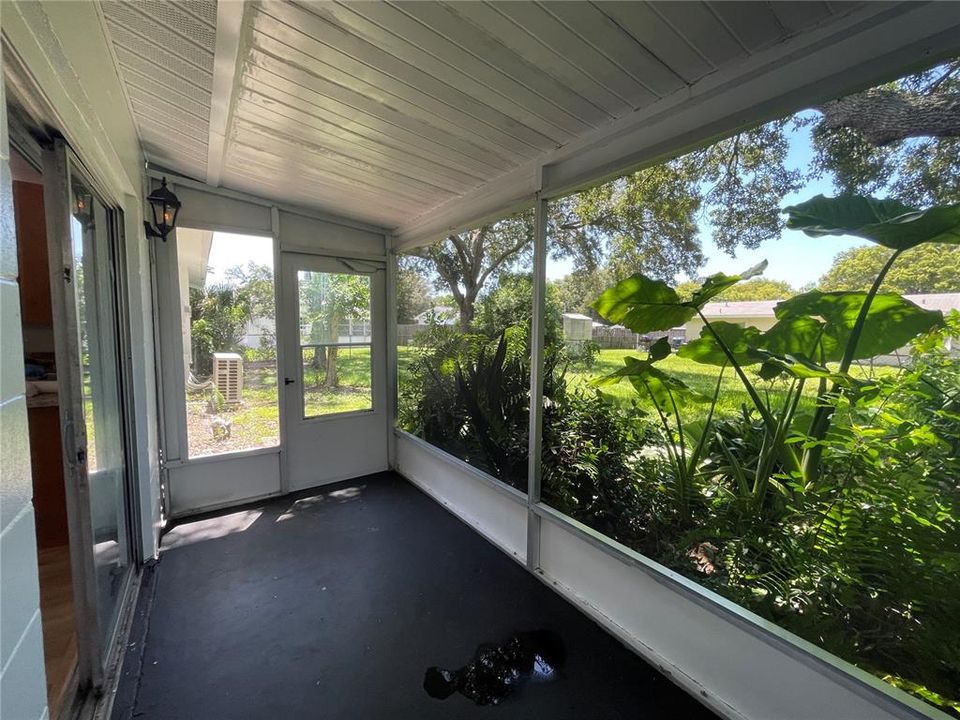 Active With Contract: $1,650 (3 beds, 1 baths, 924 Square Feet)