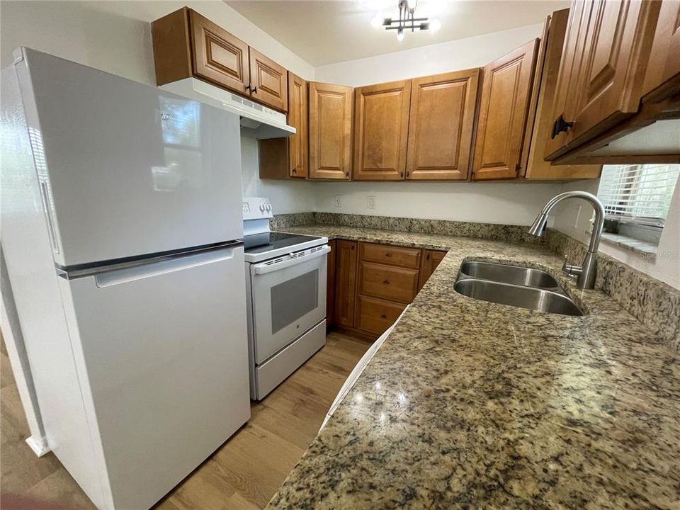 Active With Contract: $1,650 (3 beds, 1 baths, 924 Square Feet)