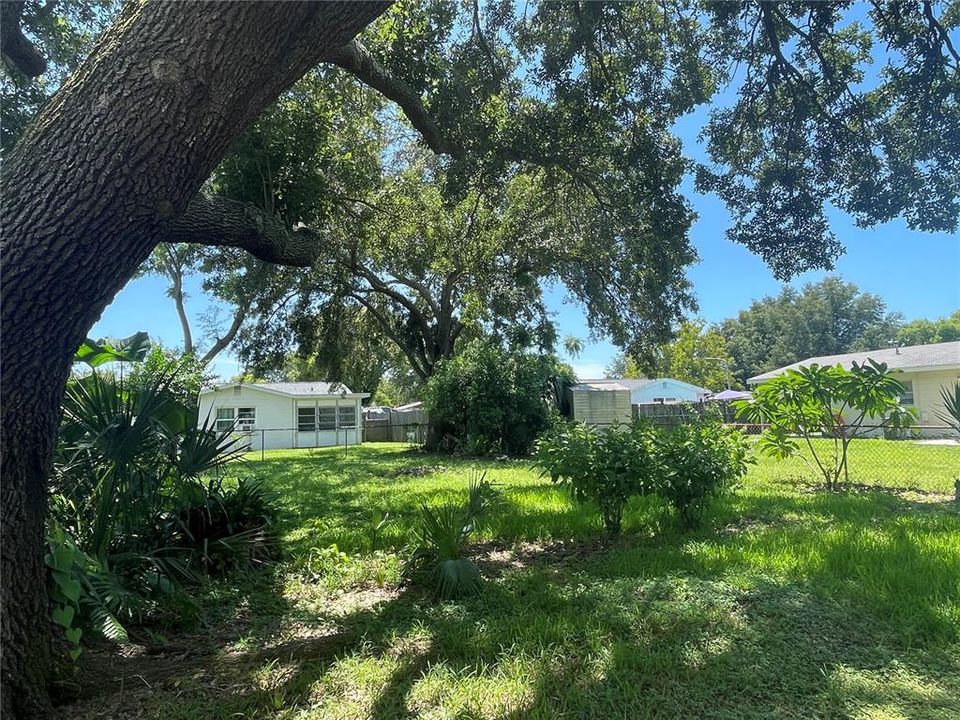 Active With Contract: $1,650 (3 beds, 1 baths, 924 Square Feet)