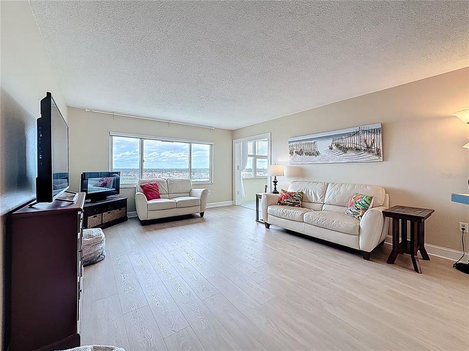 На продажу: $240,000 (2 спален, 2 ванн, 1040 Квадратных фут)