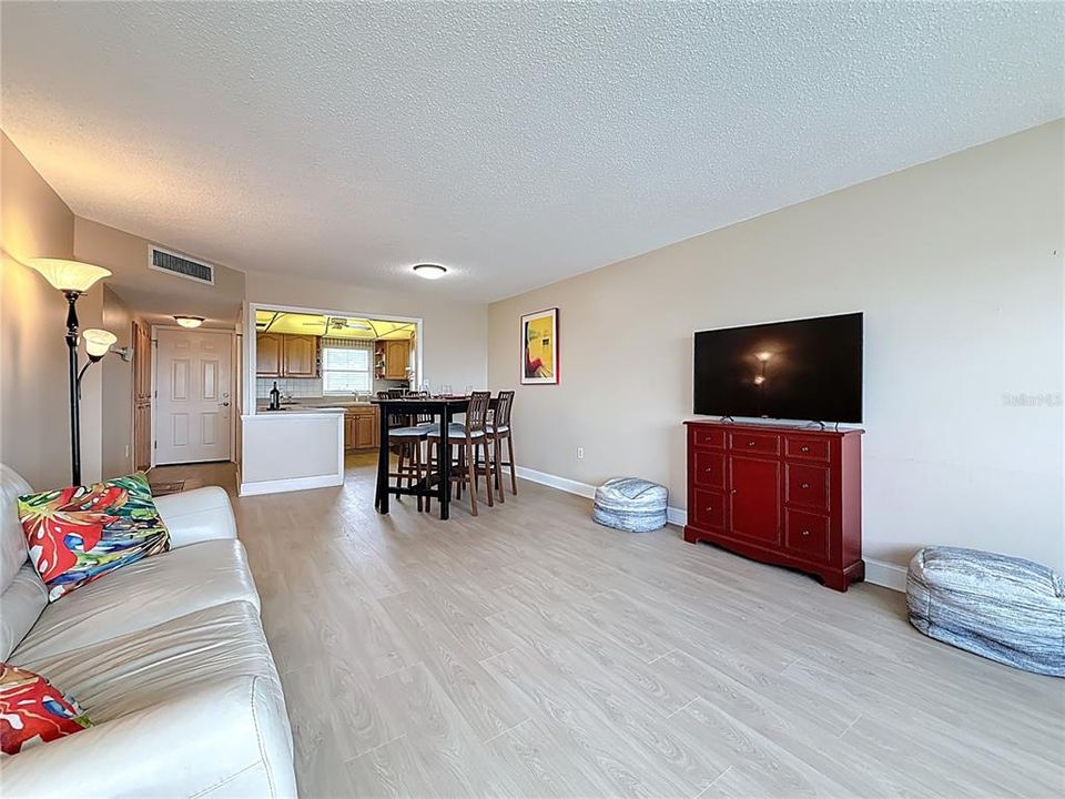 На продажу: $240,000 (2 спален, 2 ванн, 1040 Квадратных фут)