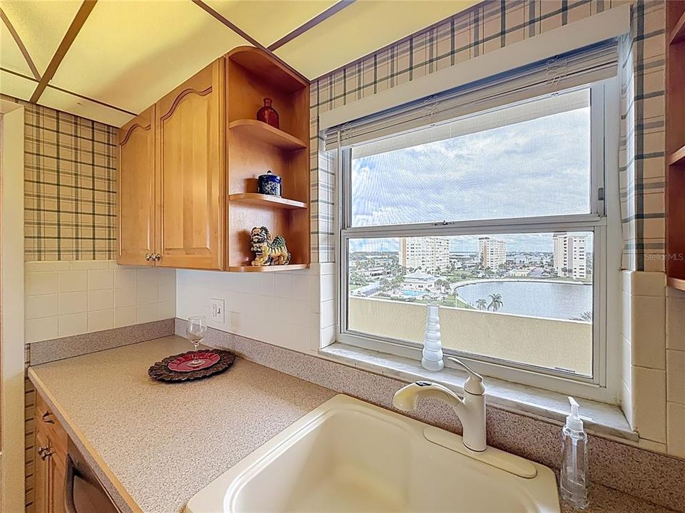 На продажу: $240,000 (2 спален, 2 ванн, 1040 Квадратных фут)