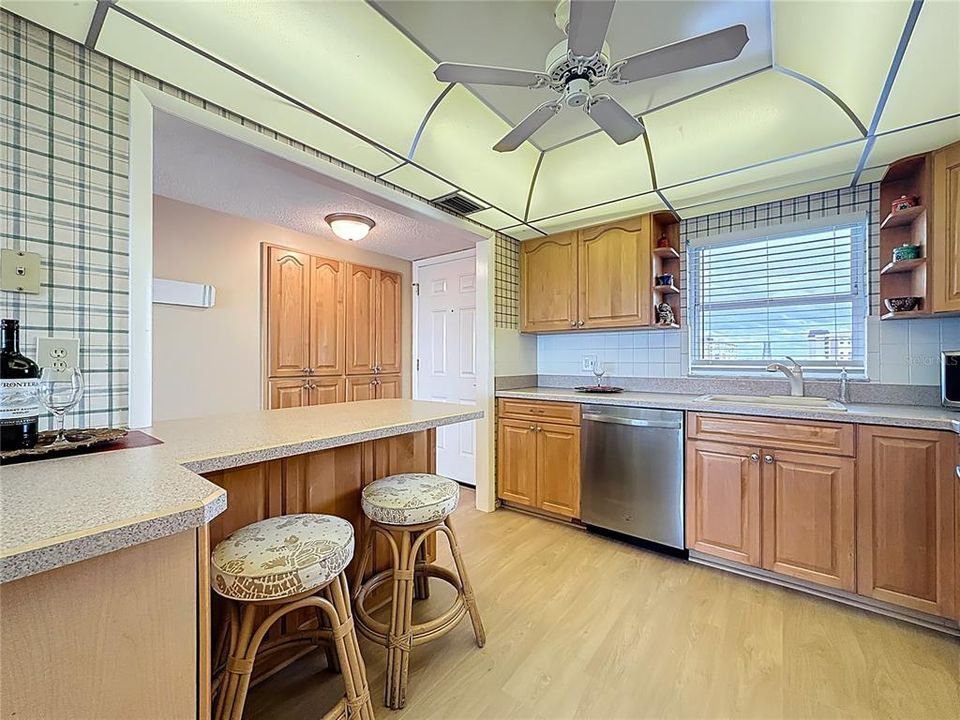 На продажу: $240,000 (2 спален, 2 ванн, 1040 Квадратных фут)