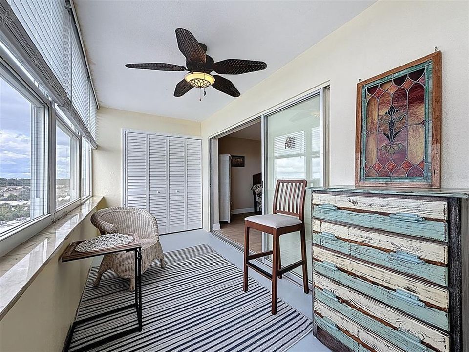 На продажу: $240,000 (2 спален, 2 ванн, 1040 Квадратных фут)