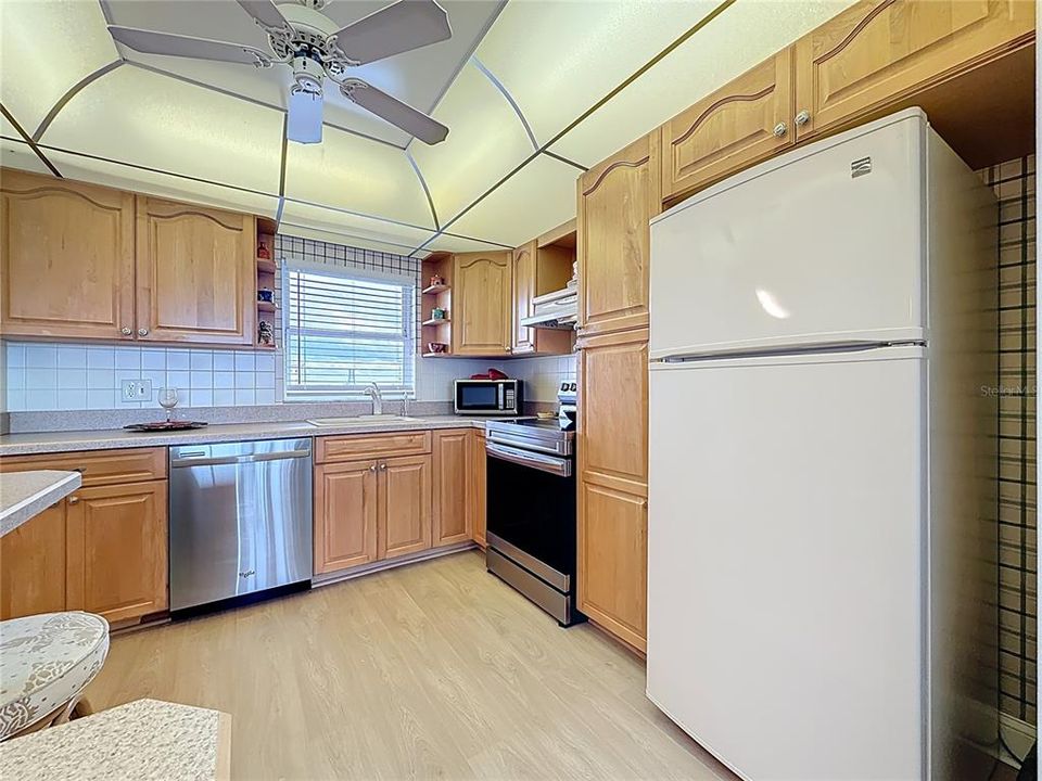 На продажу: $240,000 (2 спален, 2 ванн, 1040 Квадратных фут)