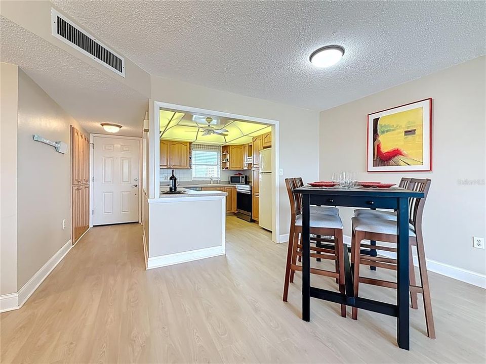 На продажу: $240,000 (2 спален, 2 ванн, 1040 Квадратных фут)