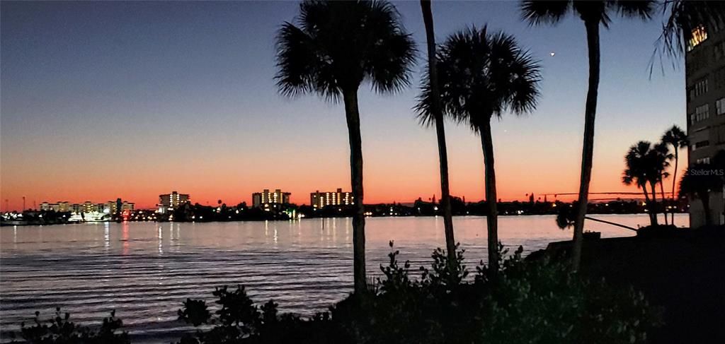 На продажу: $240,000 (2 спален, 2 ванн, 1040 Квадратных фут)