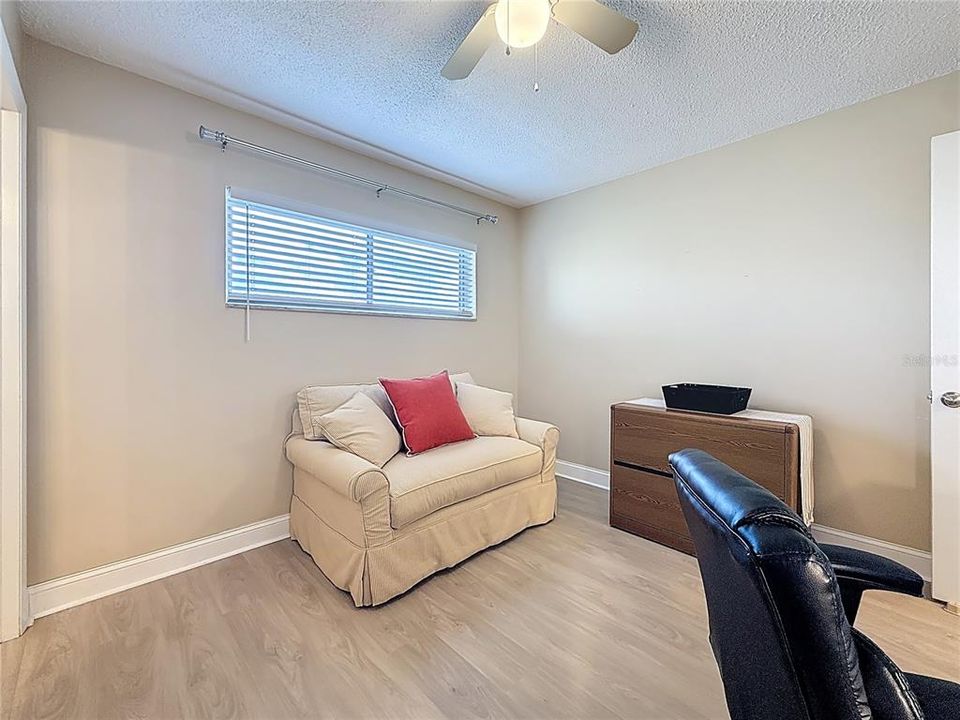 На продажу: $240,000 (2 спален, 2 ванн, 1040 Квадратных фут)