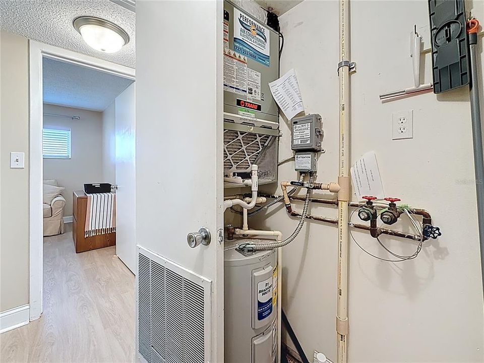 На продажу: $240,000 (2 спален, 2 ванн, 1040 Квадратных фут)