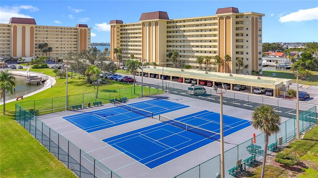 На продажу: $240,000 (2 спален, 2 ванн, 1040 Квадратных фут)