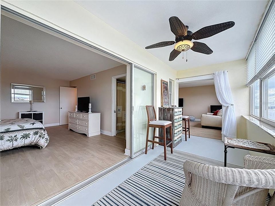 На продажу: $240,000 (2 спален, 2 ванн, 1040 Квадратных фут)