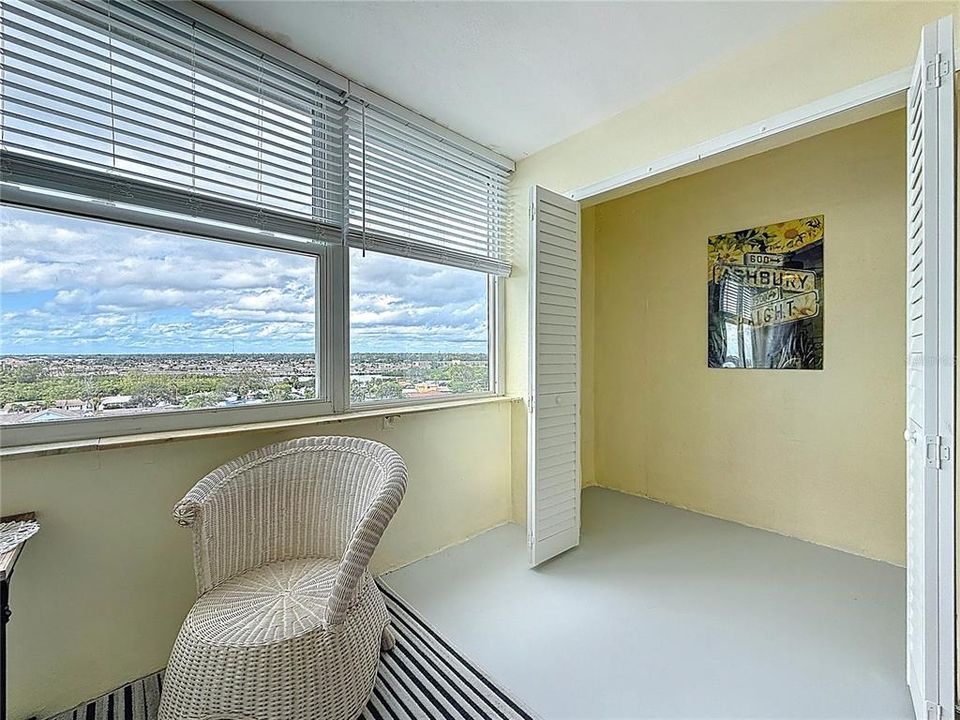 На продажу: $240,000 (2 спален, 2 ванн, 1040 Квадратных фут)