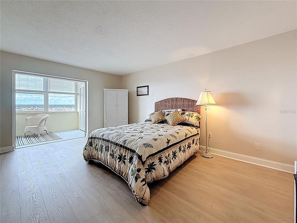 На продажу: $240,000 (2 спален, 2 ванн, 1040 Квадратных фут)