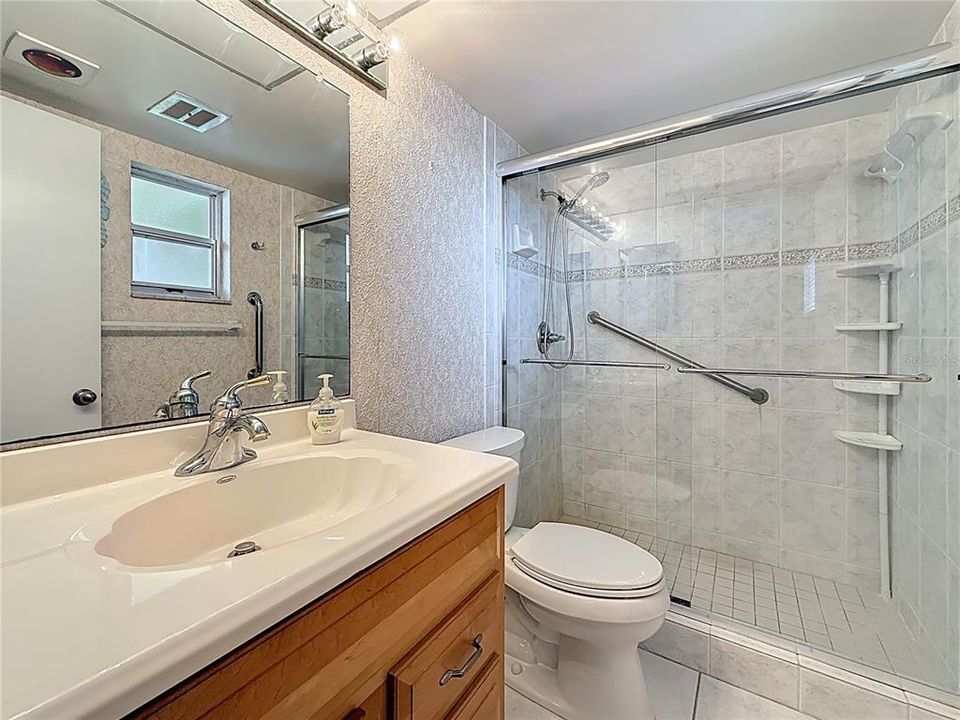 На продажу: $240,000 (2 спален, 2 ванн, 1040 Квадратных фут)