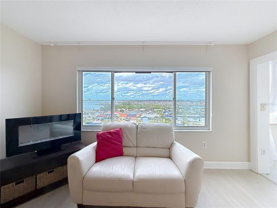 На продажу: $240,000 (2 спален, 2 ванн, 1040 Квадратных фут)