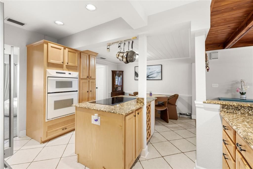 For Sale: $575,000 (3 beds, 2 baths, 1594 Square Feet)