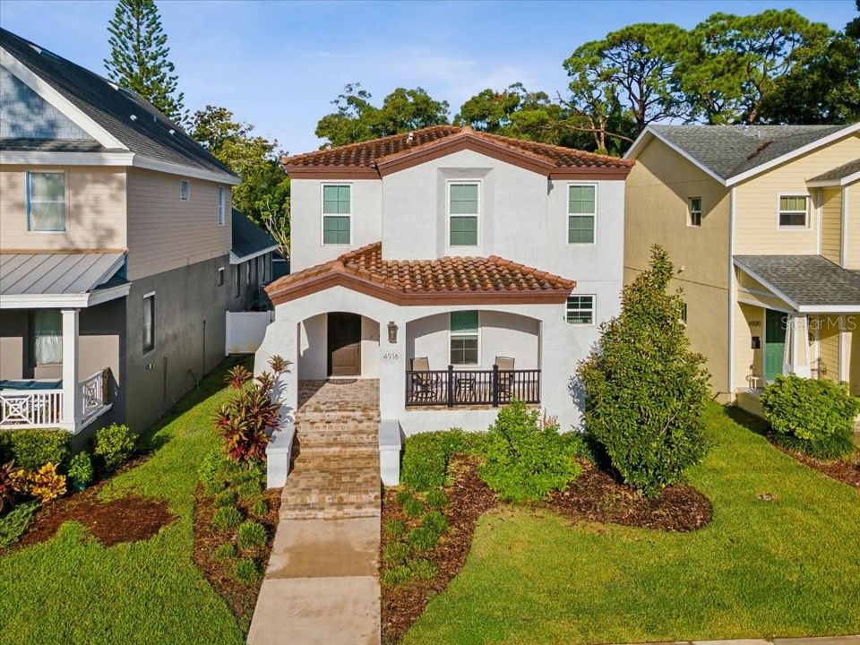 En Venta: $1,225,000 (5 camas, 3 baños, 2748 Pies cuadrados)