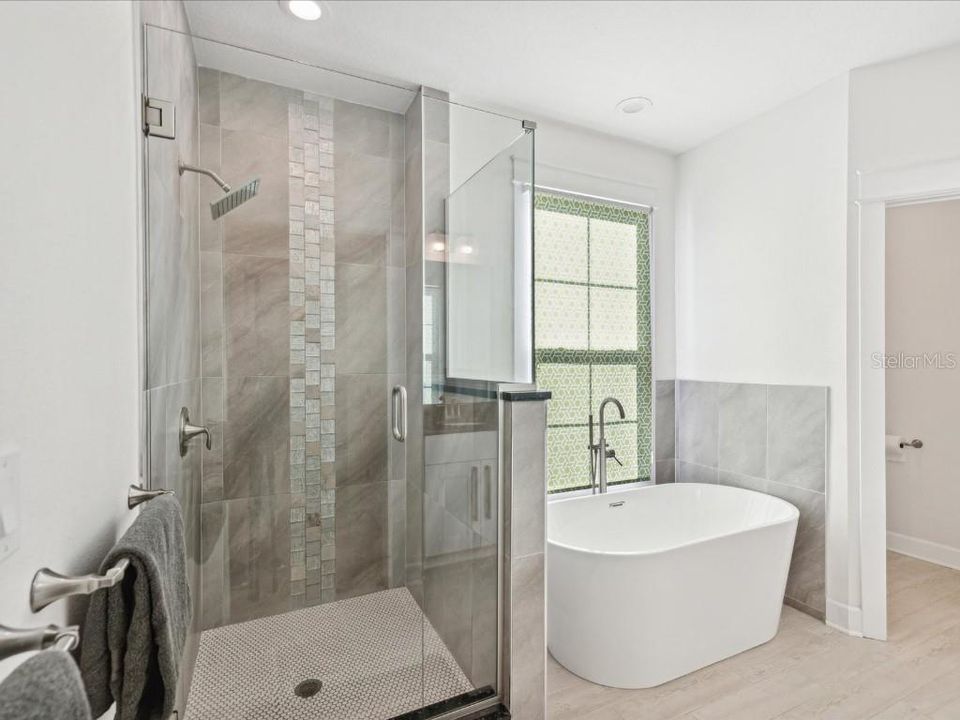 En Venta: $1,225,000 (5 camas, 3 baños, 2748 Pies cuadrados)