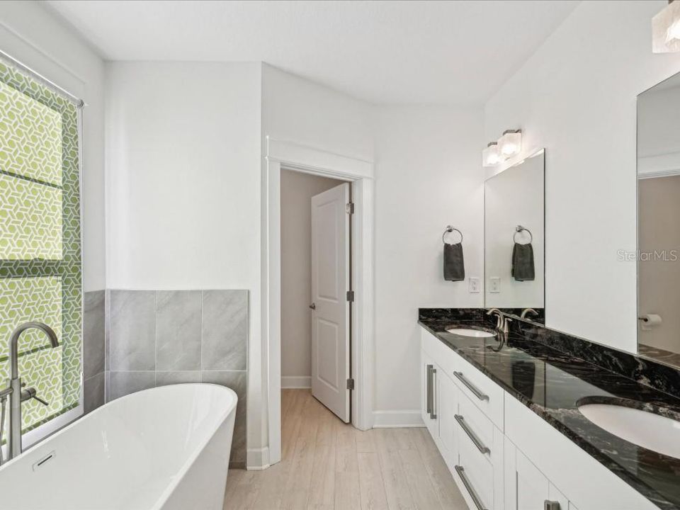 En Venta: $1,225,000 (5 camas, 3 baños, 2748 Pies cuadrados)