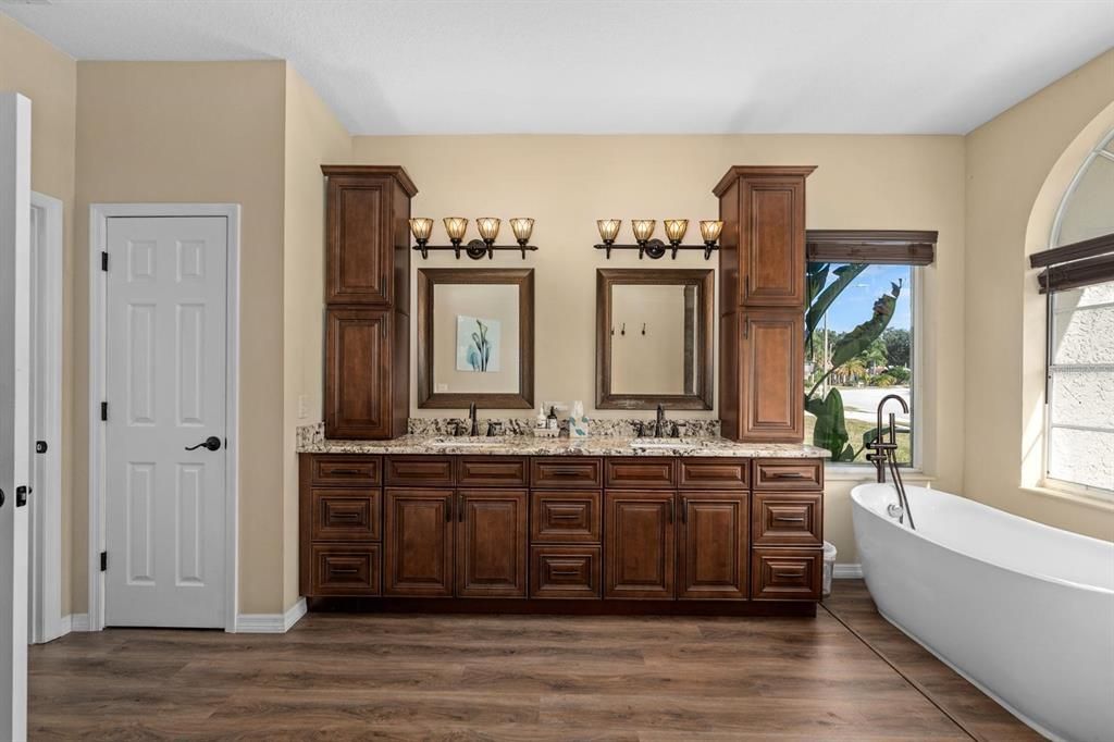 En Venta: $714,900 (4 camas, 3 baños, 2529 Pies cuadrados)