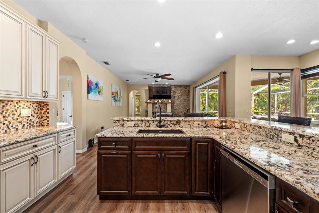 En Venta: $714,900 (4 camas, 3 baños, 2529 Pies cuadrados)