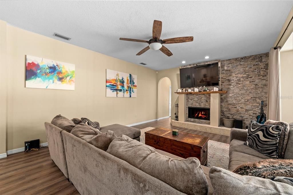 En Venta: $714,900 (4 camas, 3 baños, 2529 Pies cuadrados)