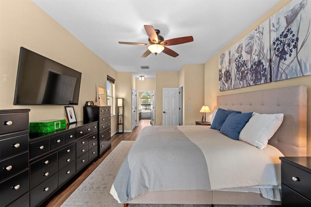 En Venta: $714,900 (4 camas, 3 baños, 2529 Pies cuadrados)