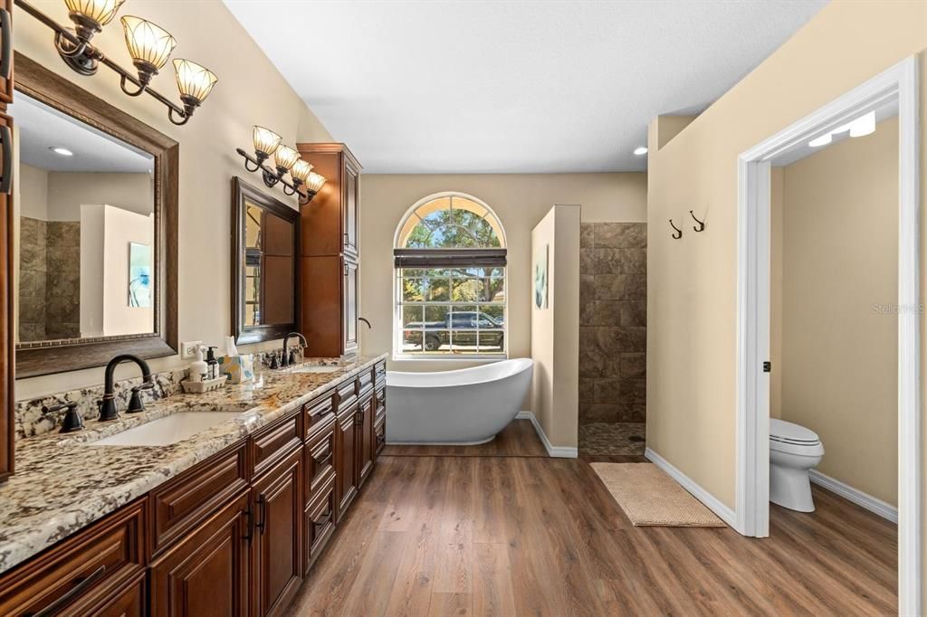 En Venta: $714,900 (4 camas, 3 baños, 2529 Pies cuadrados)