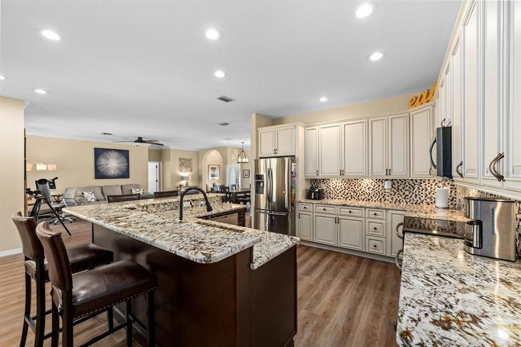 En Venta: $714,900 (4 camas, 3 baños, 2529 Pies cuadrados)