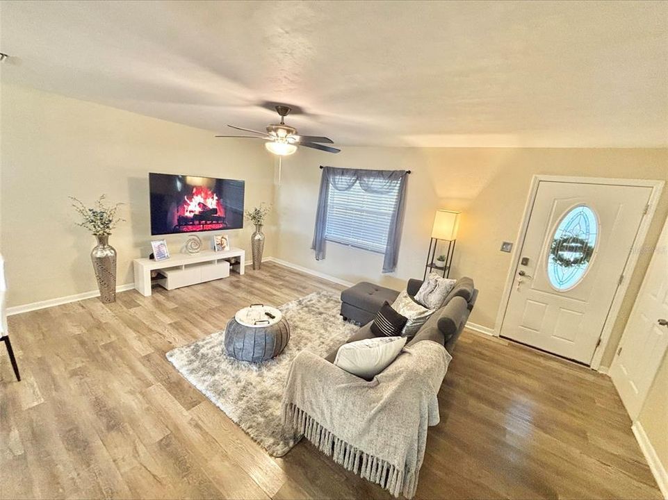 For Sale: $320,000 (3 beds, 2 baths, 1356 Square Feet)