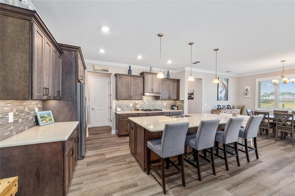 Activo con contrato: $529,000 (3 camas, 3 baños, 2307 Pies cuadrados)