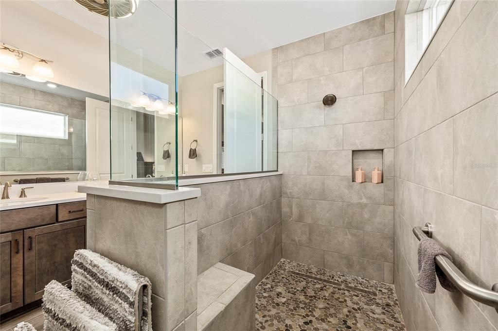 Activo con contrato: $529,000 (3 camas, 3 baños, 2307 Pies cuadrados)