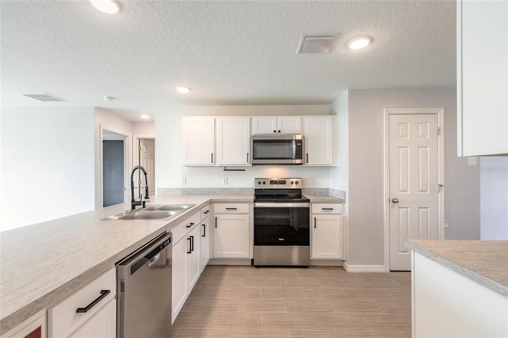 For Sale: $279,900 (3 beds, 2 baths, 1552 Square Feet)